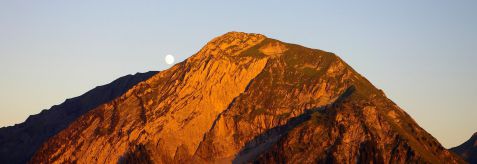 Lever de lune sur le mont Pecloz. Massif des bauges